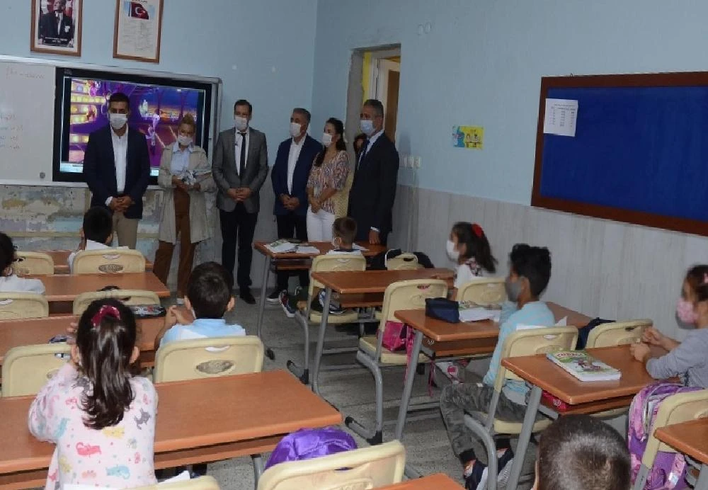 Başkan Günel, 5 bin öğrenciye hayvan sevgisini anlatan kitap hediye etti