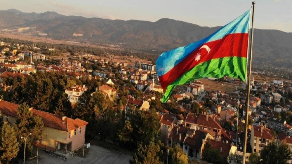 Bolu’da 100 metrekarelik bayrakla Azerbaycan’a destek