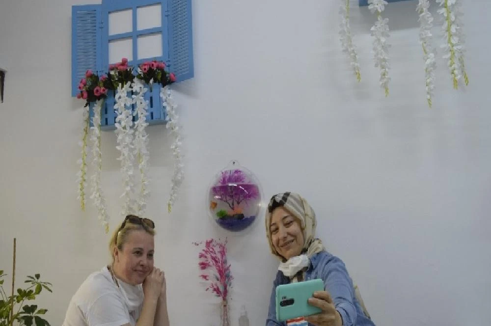 Bu kafeye gelenler çiçek sulayıp balık da besliyor