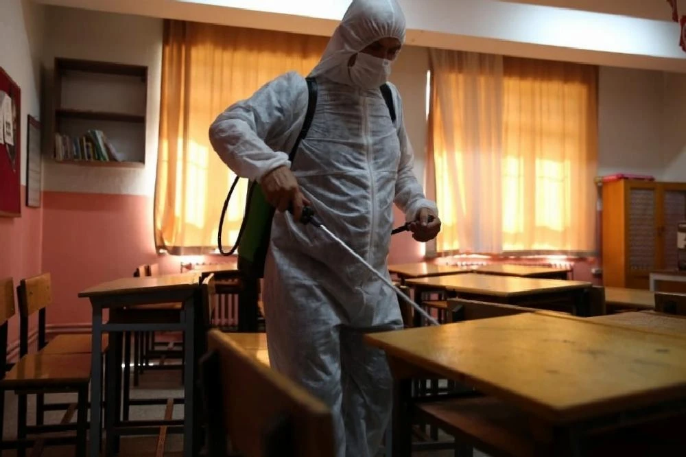 Büyükşehir Efeler’de okulları dezenfekte ediyor