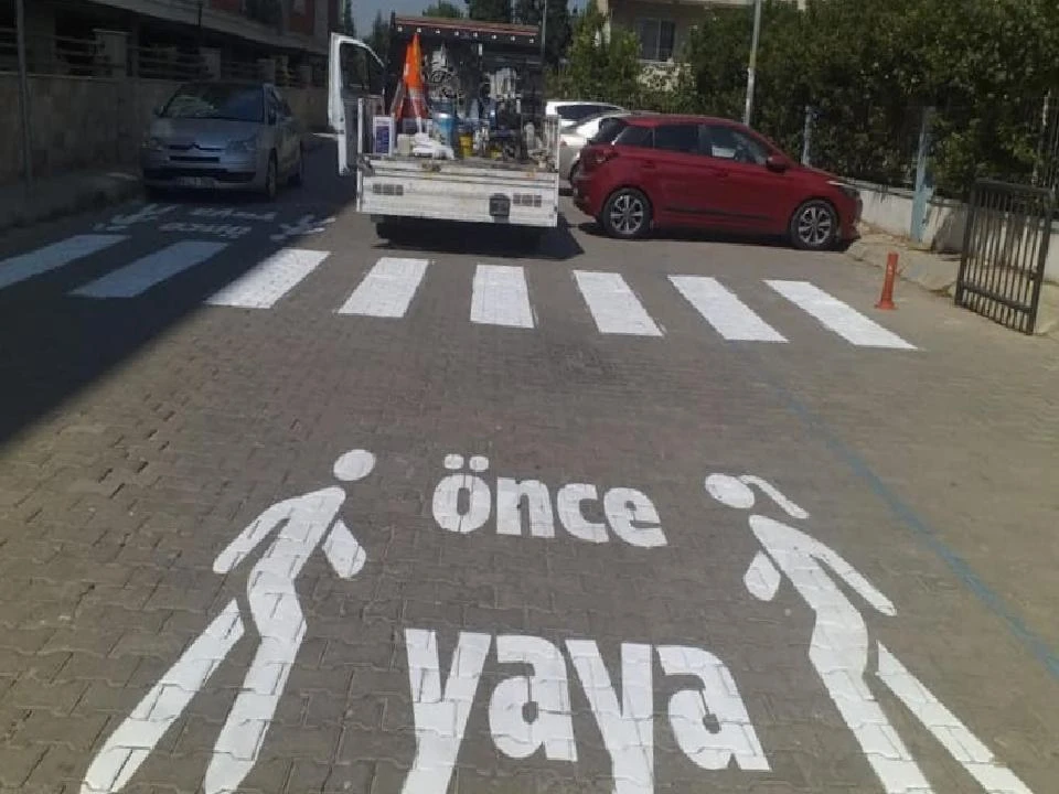 Büyükşehirden, okul önlerinde “Önce Yaya” güvenliği