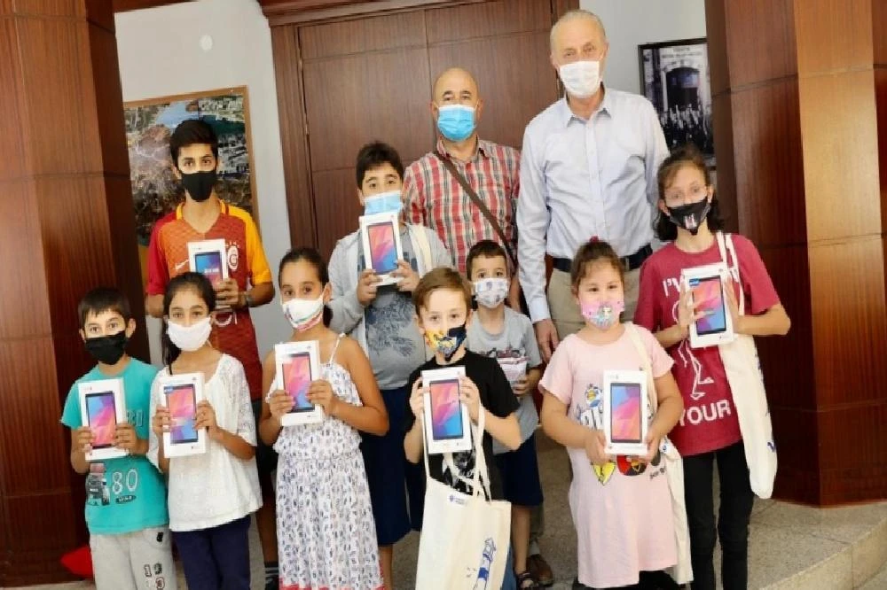 Didim Belediyesi tablet dağıtımına devam ediyor