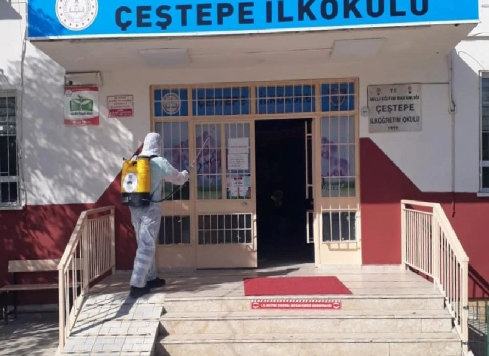 Efeler Belediyesi okullarda dezenfekte çalışması yaptı