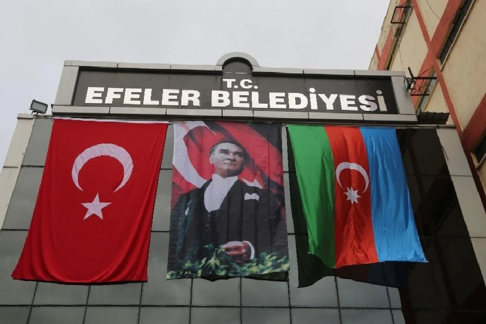 Efeler Belediyesi’ne kardeş ülke Azerbaycan bayrağı asıldı