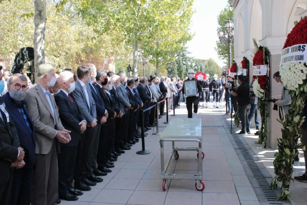 Eski Bakan Zeki Ergezen’in cenaze namazı Hacı Bayram-ı Veli Camii’nde kılındı
