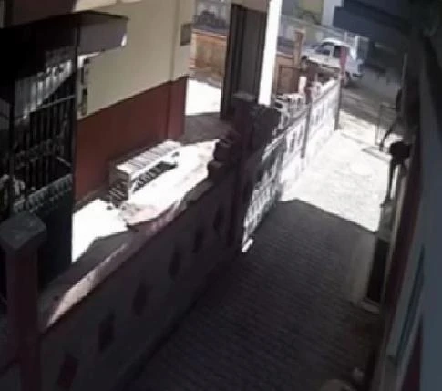 Genç kız pencereden atlayıp motosiklet hırsızlarını neye uğradığını şaşırttı