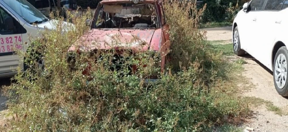 Kaderine terk edilen araçlar çevre sağlığını tehdit ediyor