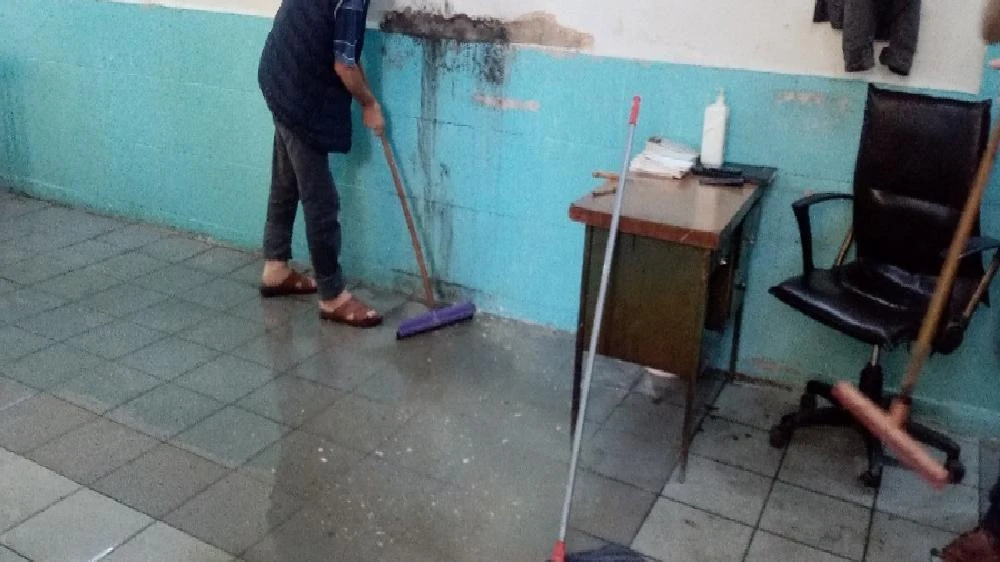 Kahvehaneyi su bastı, müşteriler kovalarla suyu tahliye etti