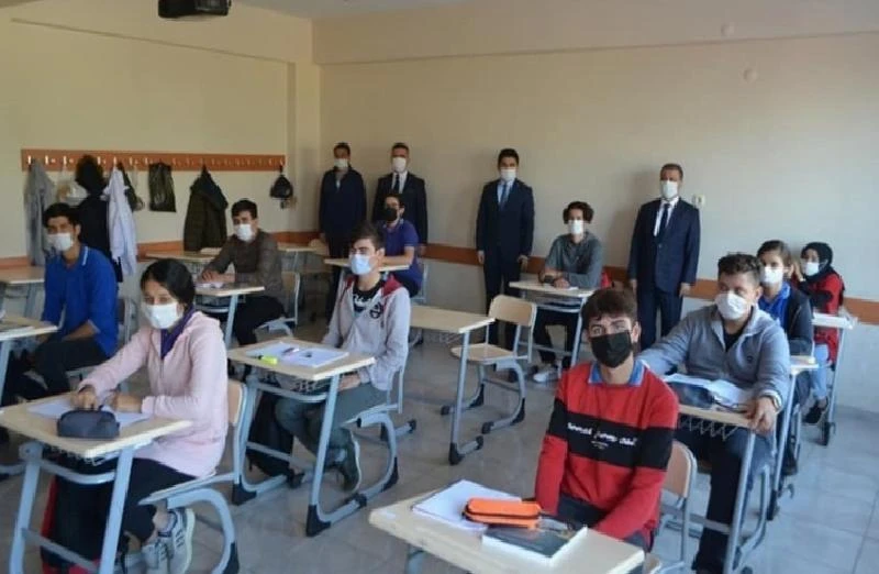 Kaymakam Divli, okulları ziyaret ederek öğrencilerle buluştu