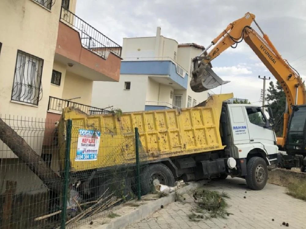 Kontrolden çıkan kamyon, evin balkonuna girdi