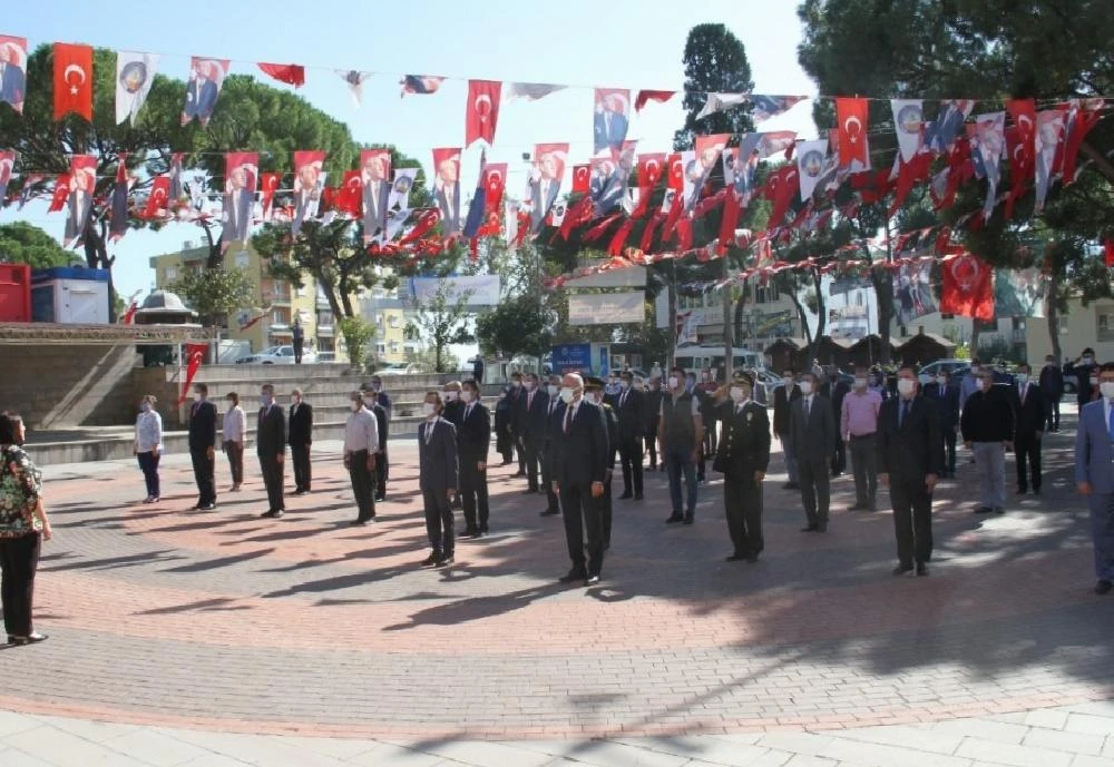 Kuyucak’ta Atatürk anıtına çelenk sunuldu