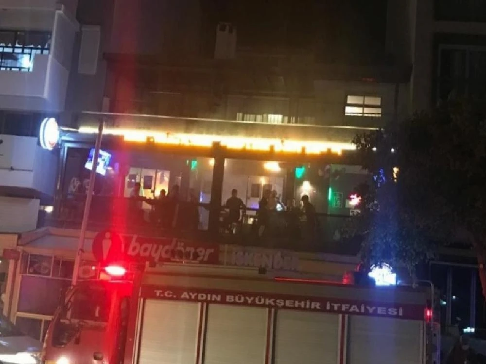 Mutfakta yangın çıktı, vatandaşlar eğlenmeye devam etti