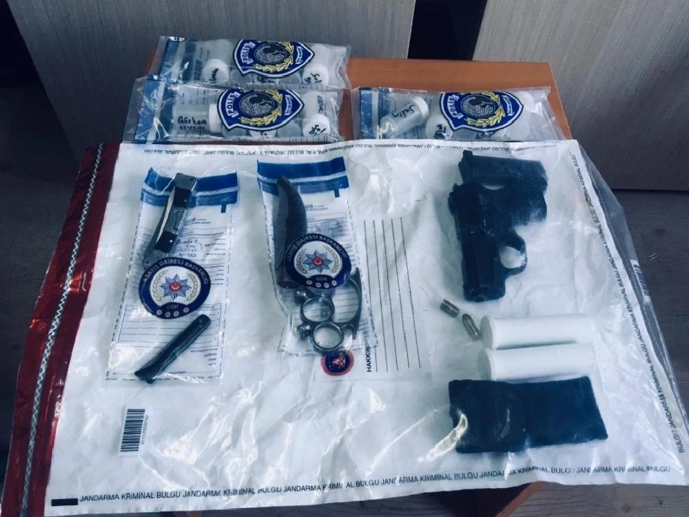 Oyun parkına saklanmış, silah ve uyuşturucu bulundu