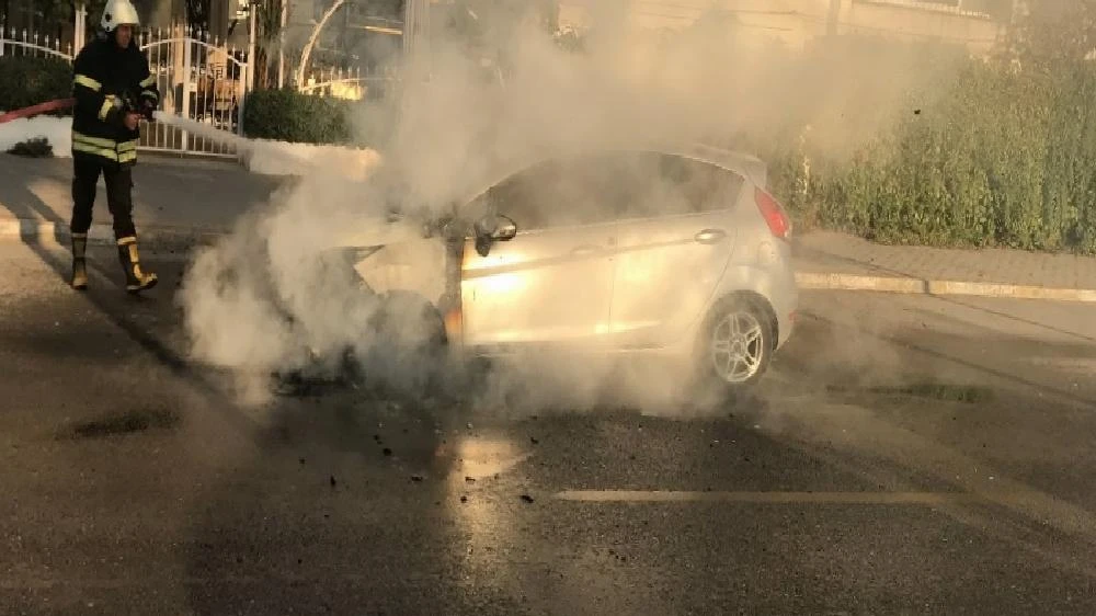 Seyir halindeki otomobil alev alev yandı