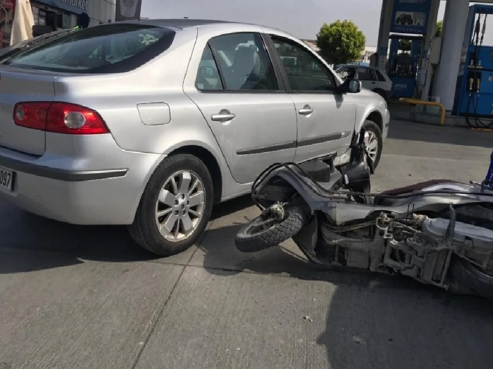 Tersten giden otomobil, motosiklete çarptı: 1 yaralı