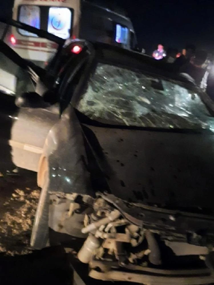 Tır ile otomobil kafa kafaya çarpıştı: 1 ölü, 1 yaralı