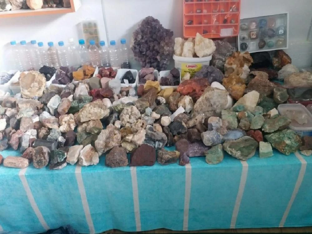 Toz haline getirilen taşlar sanat eserine dönüşüyor