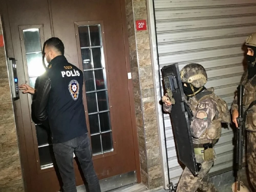 Yasa dışı bahisten kazandıkları paraları QR kodla çekmişler