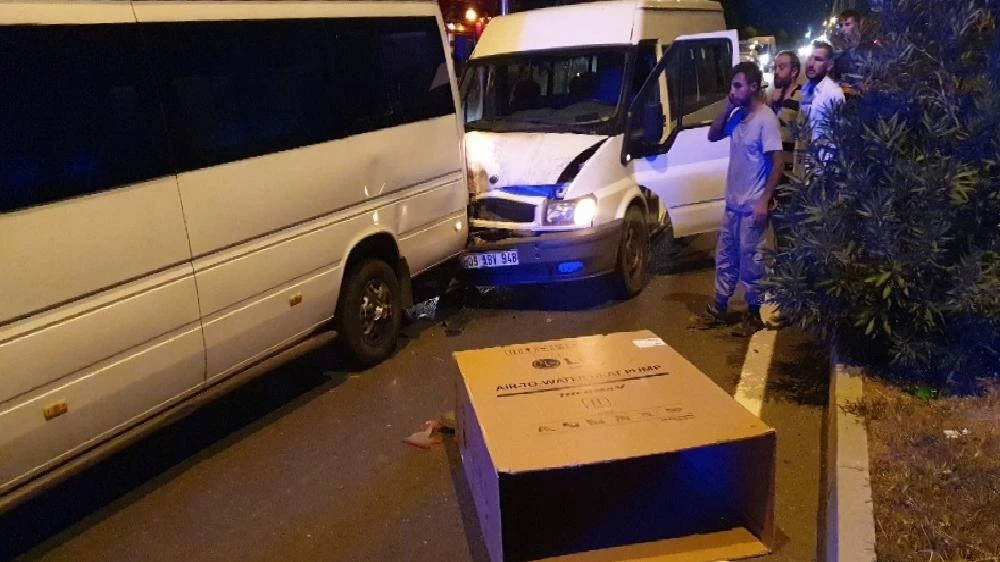 Yoldaki karton kutu kazaya neden oldu: 1 yaralı