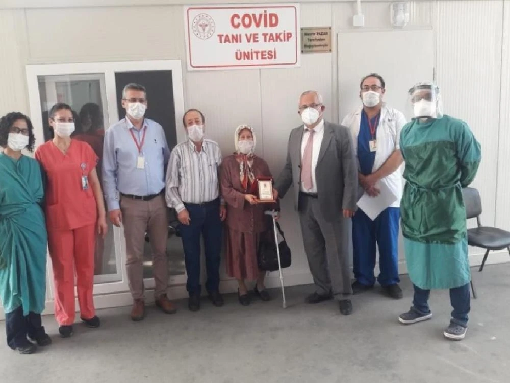 Başhekim Alkaya’dan Nesrin Teyze’ye teşekkür plaketi