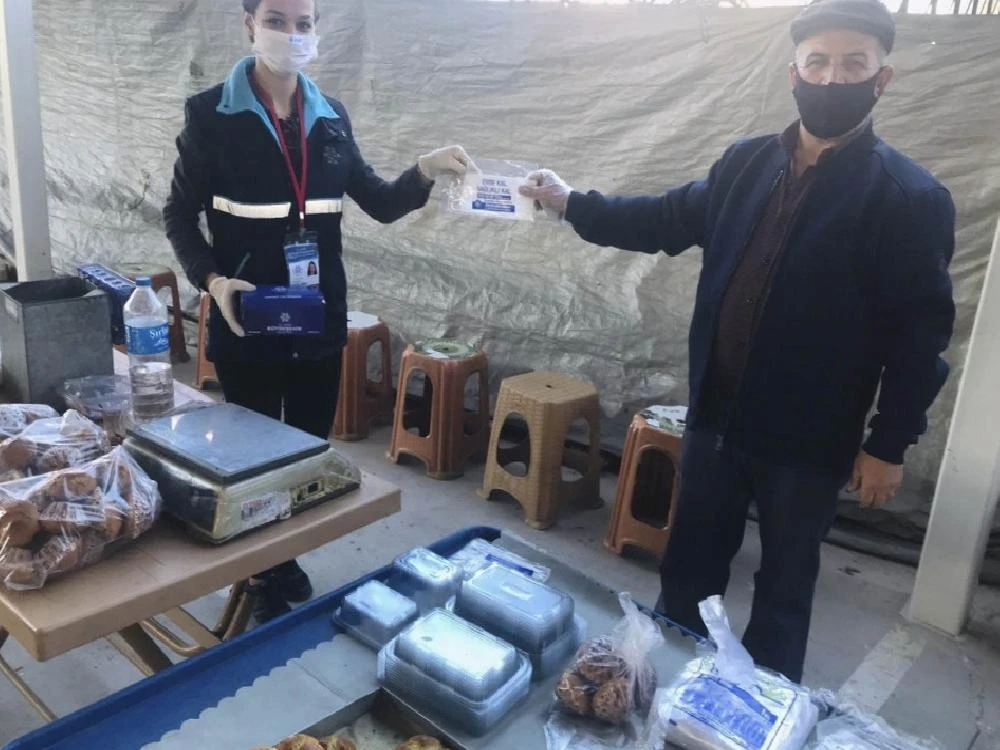 Büyükşehir Belediyesi maske dağıtımına devam ediyor