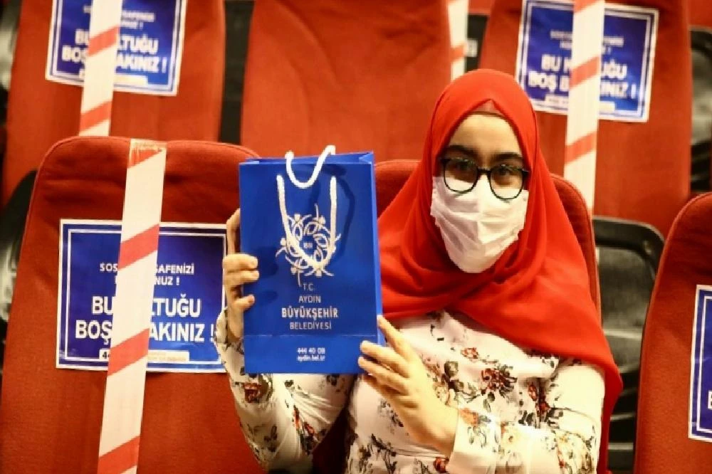 Büyükşehir Belediyesi’nin “Cumhuriyet Bayramı” temalı yarışmasında 90 tablet armağan edildi