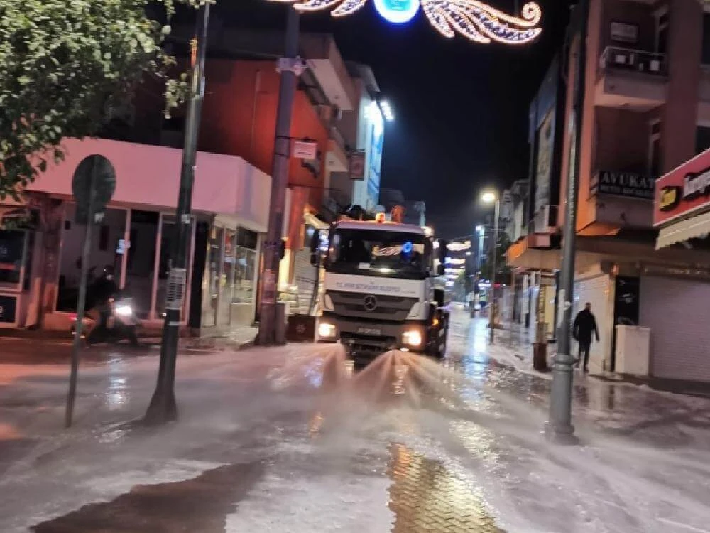 Büyükşehir Nazilli’yi köpüklü suyla yıkadı