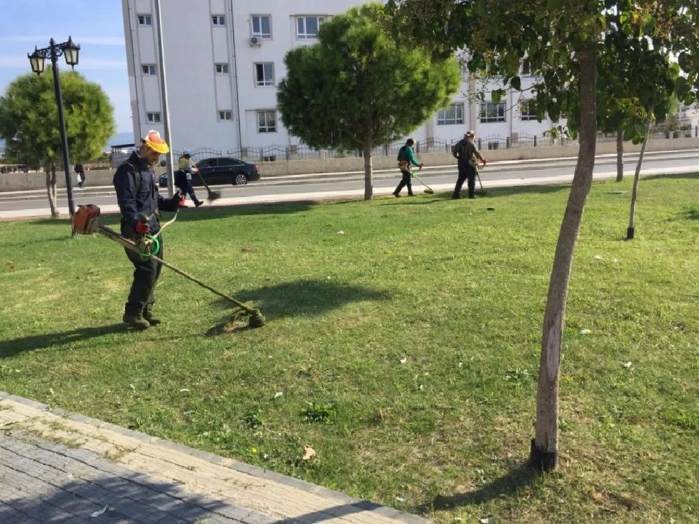 Didim’de parkların bakımı devam ediyor