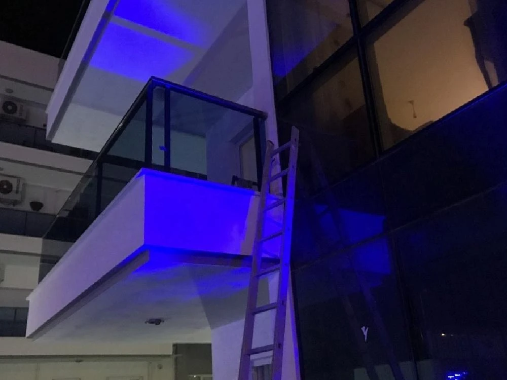 Evine balkondan girmeye çalıştı, yere düştü