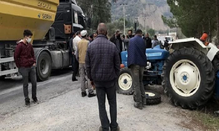 Hafriyat kamyonu traktörü metrelerce sürükledi: 1 ölü