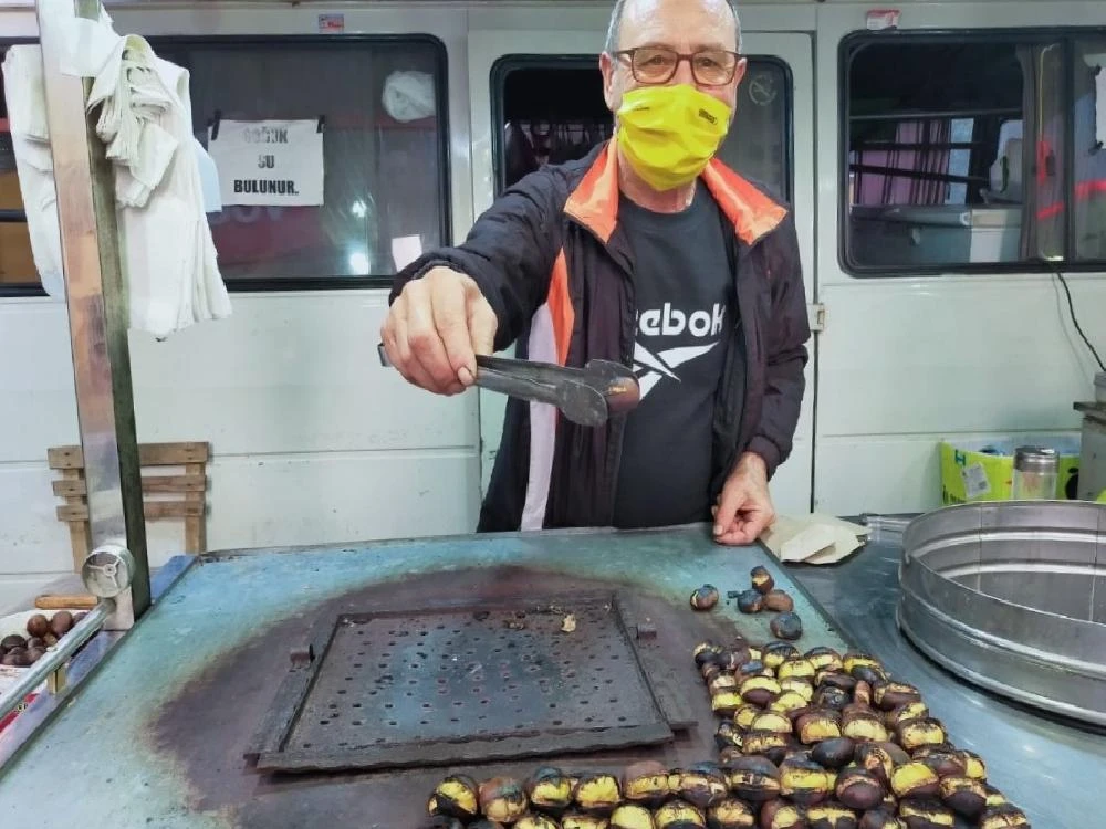 Hem ekmeğini kazanıyor, hem geleneği yaşatıyor