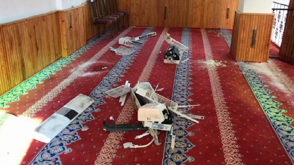 Heyelan nedeniyle, ibadete kapatılan camiyi hırsızlar talan etti