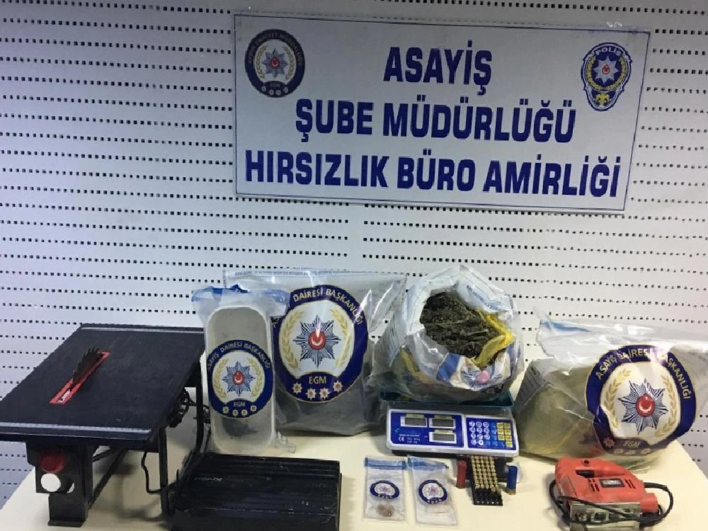 Hırsızlık şüphelilerinin evinden 2,5 kilogram esrar çıktı