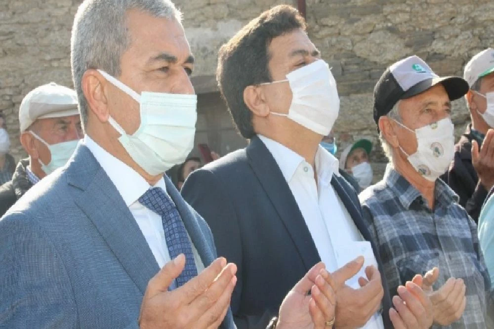 Kızılcabölük Mahallesi’nde dev Türk Bayrağı göndere çekildi
