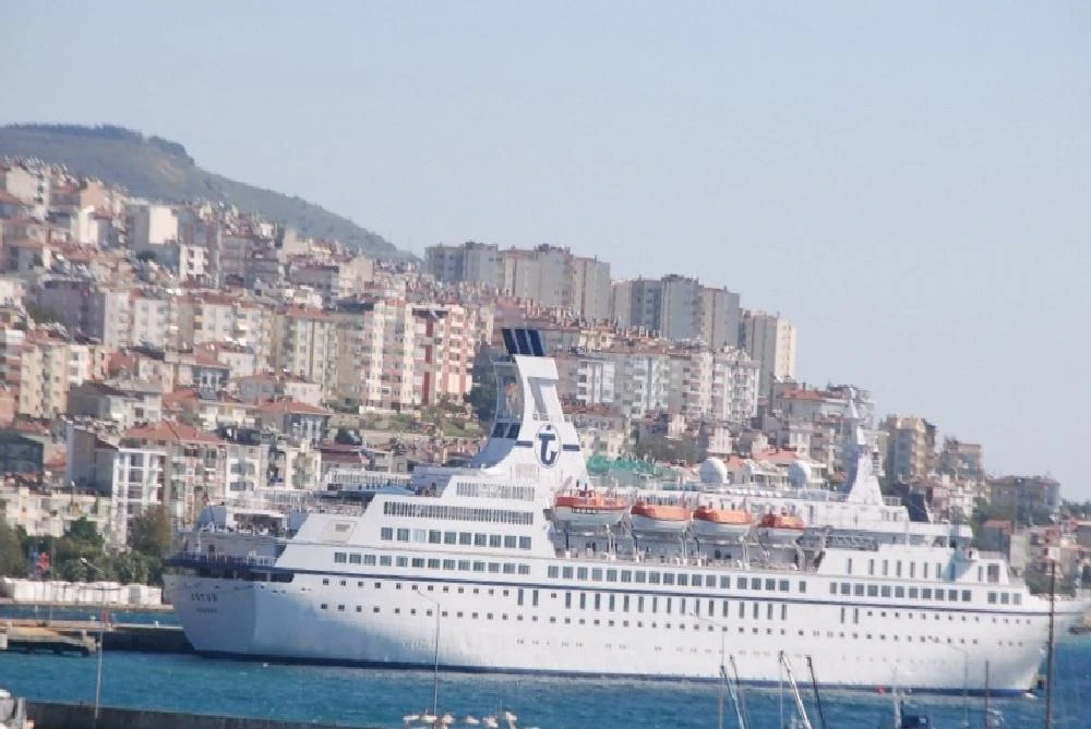 Mavi suların en lüksleri arasındaydı, şimdi söküm için rotasını Aliağa’ya çevirdi