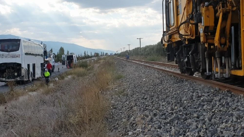 Otobüs kazasında zarar gören demiryolu onarıldı