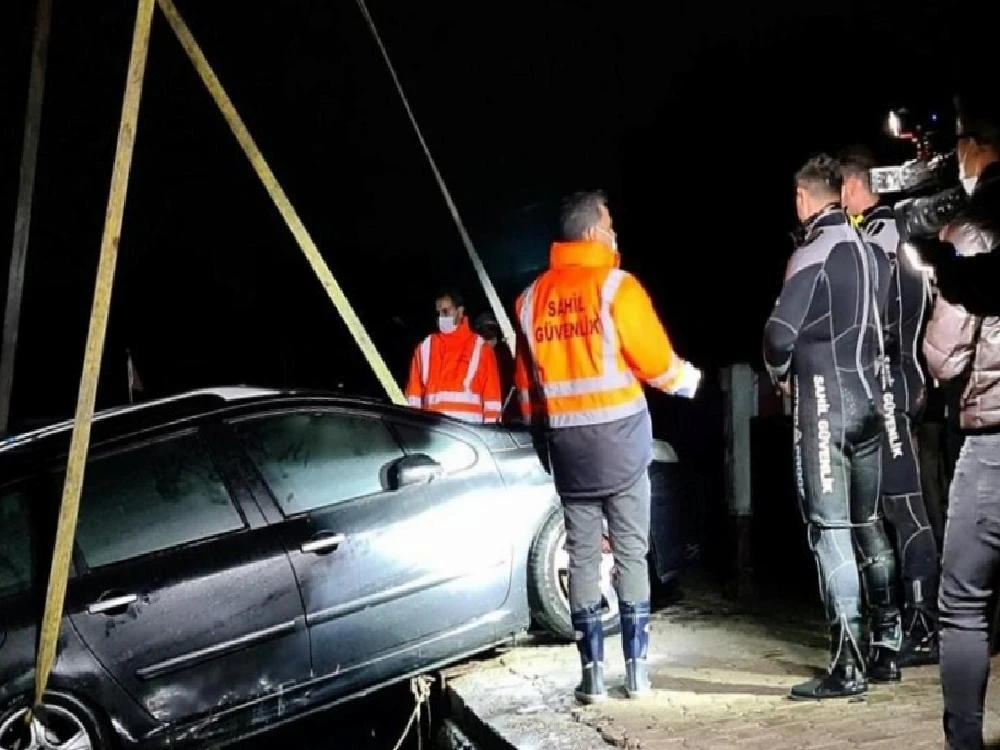 Sahil güvenlik depremden etkilenenlerin yardımına koştu