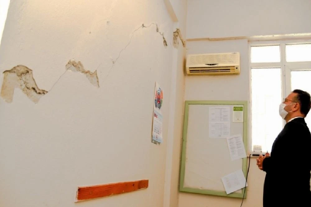 Vali Aksoy, depremde hasar gören okul binasında incelemede bulundu
