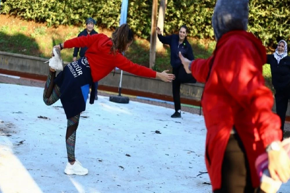 Aydınlılar Büyükşehirin eğitmenleriyle sabah sporu yapıyor