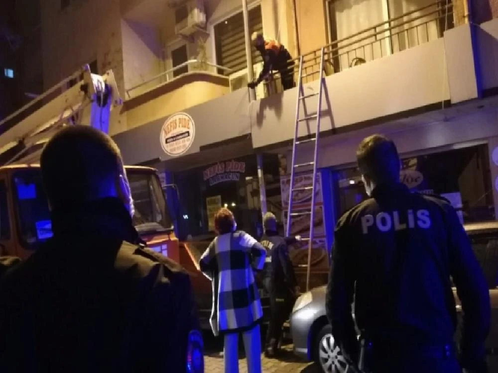 Balkonda mahsur kalan kedinin yardımına itfaiye koştu