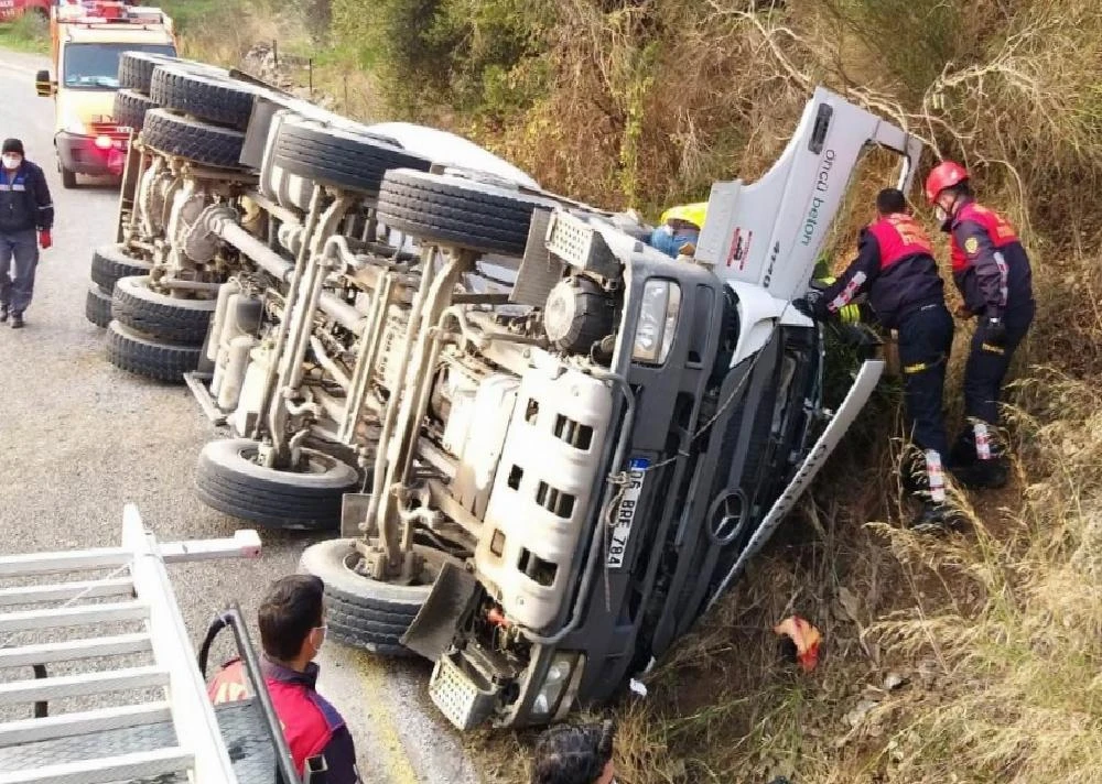 Beton mikseri devrildi, sıkışan sürücüyü itfaiye ekipleri kurtardı