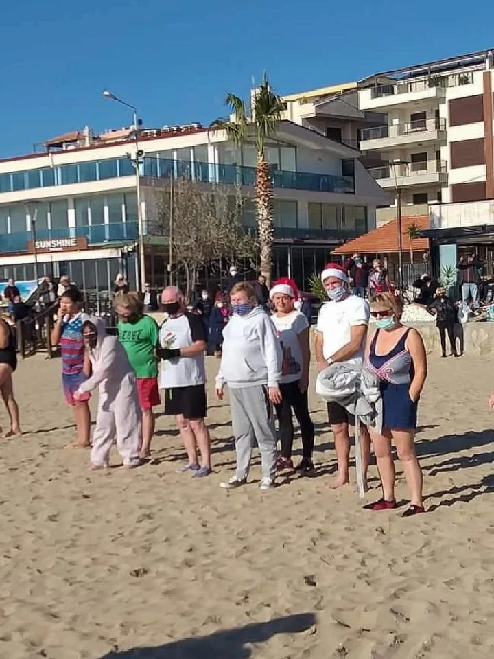 Didim’de bu yılda sokak hayvanları için denize girildi
