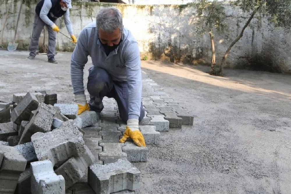 Efeler Belediyesi, Baltaköy’deki cami avlusuna parke taşı döşedi