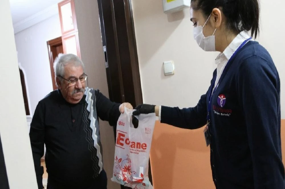 Efeler Belediyesi evlerinde çıkamayan vatandaşlara yardımcı oluyor