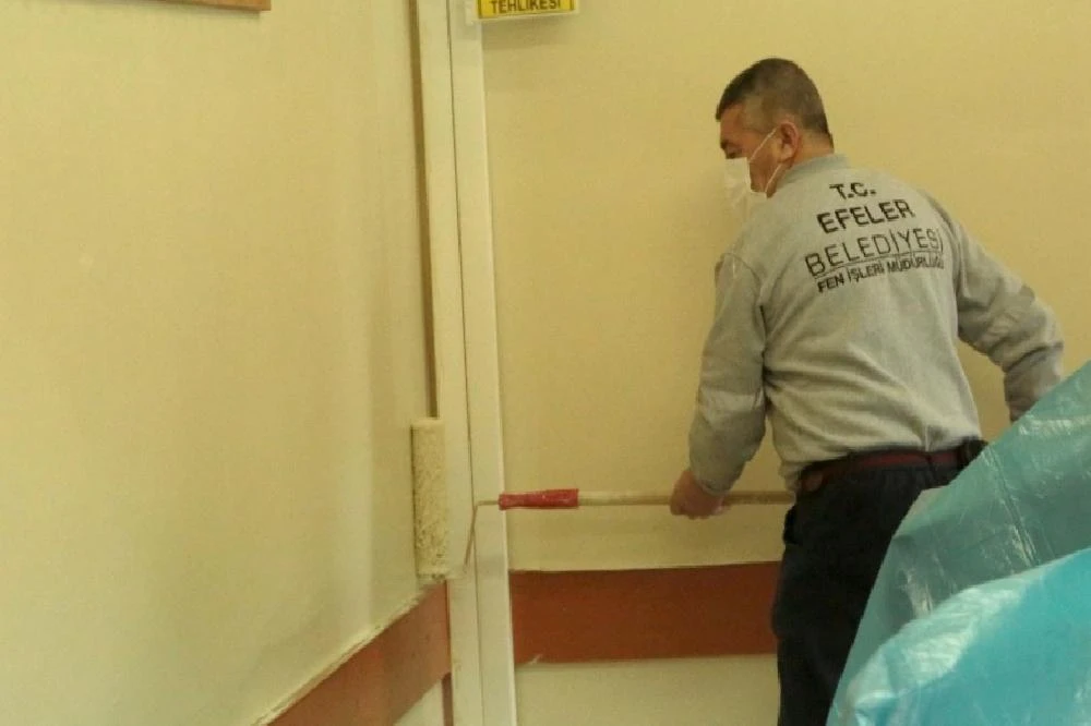 Efeler’de okullar boyanıyor