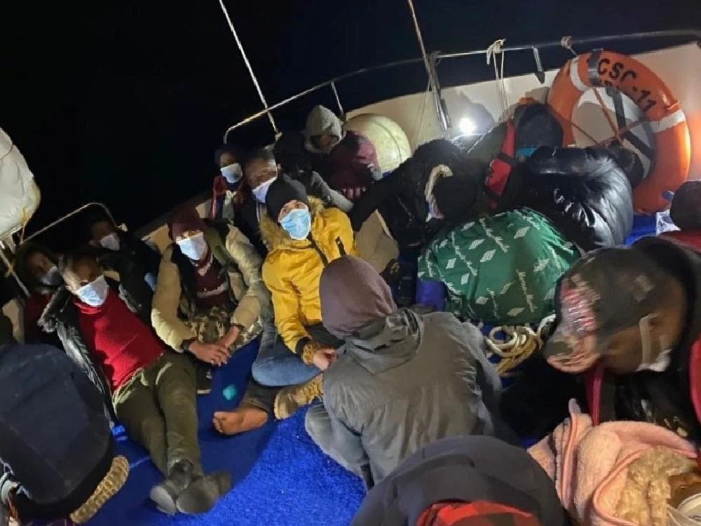 Ölüme terk edilen 38 düzensiz göçmen kurtarıldı