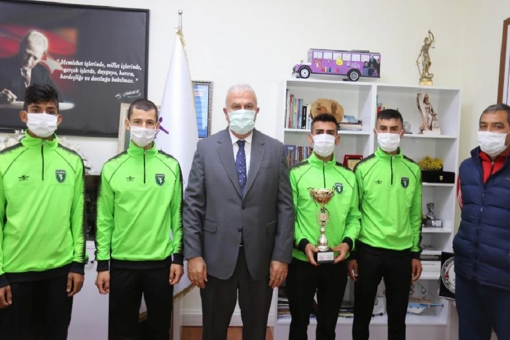 Şampiyon atletler, Başkan Atay’ı ziyaret etti
