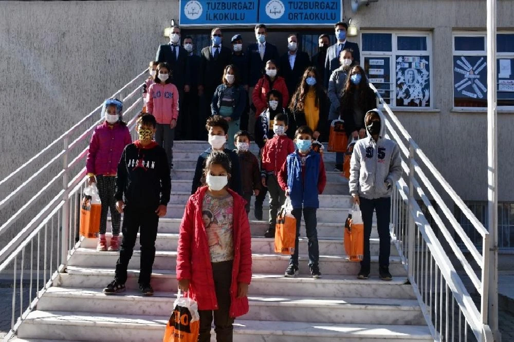 Söke’de öğrenciler ayakkabılara sevindi