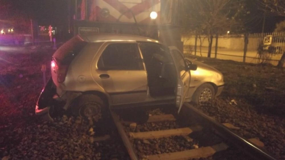 Trenin sürüklediği otomobilin içerisinden burnu bile kanamadan çıktı