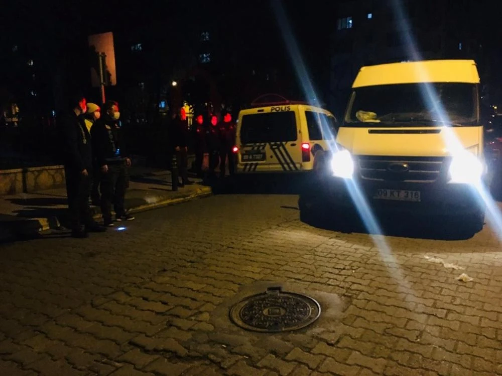 Yüksek sesli konuşanları uyaran esnaf darp edildi
